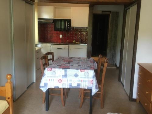 Appartement chaleureux, 1 chambre, centre Les Gets, proche pistes et commodités, balcon ensoleillé