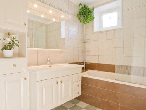 Ένα μπάνιο στο Appartement 3 pièces 6 pers avec parking, proche navette, St Chaffrey, jardin, Wi-Fi, 2 TV - FR-1-762-16