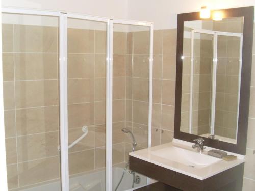 ein Badezimmer mit Dusche, Waschbecken und Spiegel in der Unterkunft Appartement 3 pièces, Wi-Fi, Parking, proche des pistes - Briançon - FR-1-762-36 in Briançon