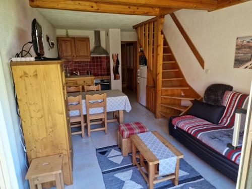 un salon avec un canapé et une cuisine dans l'établissement Duplex 3 pièces - 6 pers, Chantemerle, parking privatif - FR-1-762-4, à Saint-Chaffrey