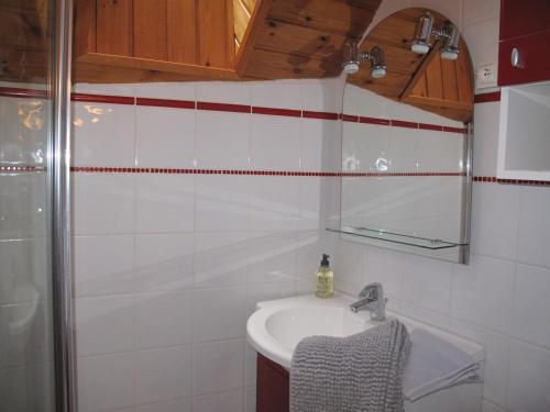 une salle de bain avec un lavabo et une douche dans l'établissement Duplex 3 pièces - 6 pers, Chantemerle, parking privatif - FR-1-762-4, à Saint-Chaffrey
