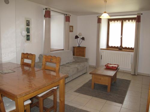 un salon avec un canapé et une table dans l'établissement Maison de vacances 2 chambres, Wi-Fi, à Saint-Chaffrey - FR-1-762-15, à Saint-Chaffrey