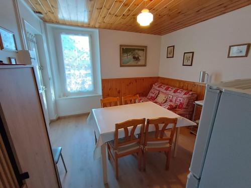 une cuisine avec une table, des chaises et un canapé dans l'établissement Appartement Confortable 4 Pers. à Briançon, Jardin Privatif, 300m des Pistes - FR-1-762-8, à Briançon