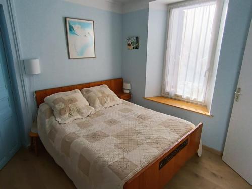 une chambre avec un lit dans une pièce avec une fenêtre dans l'établissement Appartement Confortable 4 Pers. à Briançon, Jardin Privatif, 300m des Pistes - FR-1-762-8, à Briançon