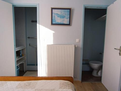 - une chambre avec un radiateur et des toilettes dans l'établissement Appartement Confortable 4 Pers. à Briançon, Jardin Privatif, 300m des Pistes - FR-1-762-8, à Briançon