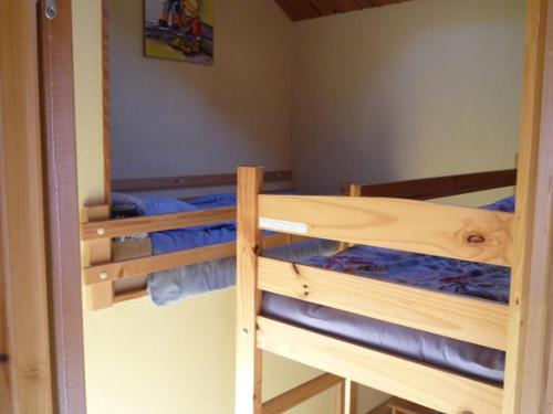 a bedroom with two bunk beds in a room at Charmant 2 Pièces + Coin Montagne - Parking Privé, WiFi, Proche Pistes - FR-1-762-31 in Saint-Chaffrey