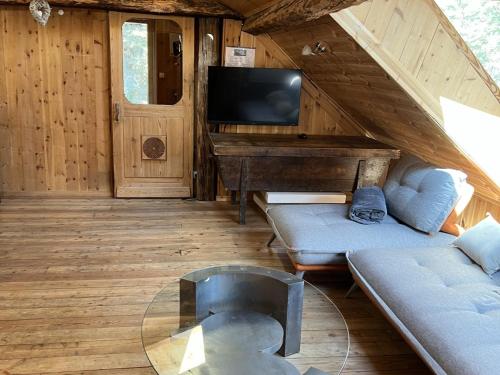 un salon avec un piano et un canapé dans l'établissement Luxueux Chalet 10 Pers, 5 Ch, 2 Sdb, Jardin, Proche Pistes - Serre Chevalier Villeneuve - FR-1-762-48, à La Salle Les Alpes