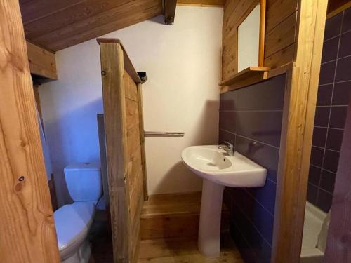 une petite salle de bain avec un lavabo et des toilettes dans l'établissement Luxueux Chalet 10 Pers, 5 Ch, 2 Sdb, Jardin, Proche Pistes - Serre Chevalier Villeneuve - FR-1-762-48, à La Salle Les Alpes