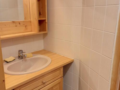 une salle de bain avec un lavabo et un miroir dans l'établissement Studio confortable Centre station Terrasse - FR-1-425-204, à Arâches-la-Frasse