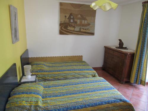 a bedroom with a bed and a painting on the wall at Charmant duplex 3 chambres, 8 personnes avec jardin, cheminée, proche pistes - Serre Chevalier - FR-1-762-32 in La Salle Les Alpes