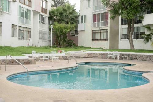 a swimming pool in front of a building at NUEVO depto - Glorieta Chapalita in Guadalajara