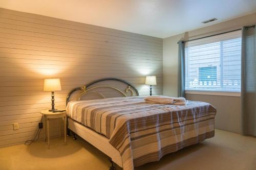 um quarto com uma cama e uma janela em Commodore 1 em Depoe Bay