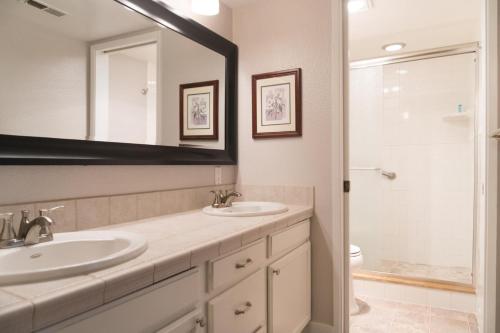 迪波灣的住宿－Commodore 1，浴室设有2个水槽和镜子