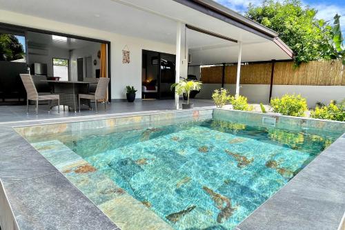 - une piscine dans l'arrière-cour d'une maison dans l'établissement Muna house and private pool - AC - optic fiber Wi-Fi - 3 pers, à Punaauia