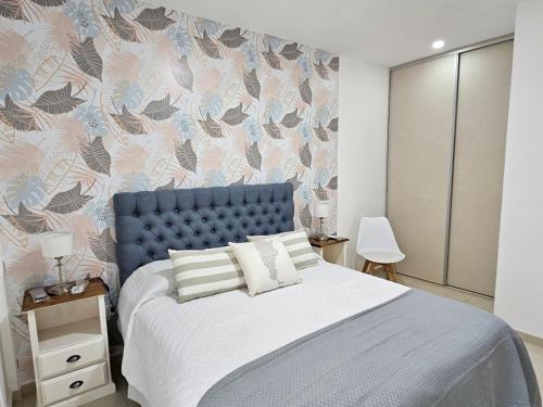 um quarto com uma cama grande e uma cabeceira azul em Rio Parana alta Vista em Corrientes