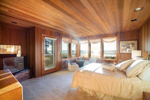 um quarto com uma cama grande e um tecto em madeira em Gene's Coastal Escape em Newport