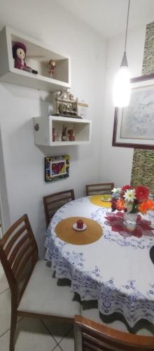 stół jadalny z niebiesko-białym blatem w obiekcie Apto Shalom w mieście Serra