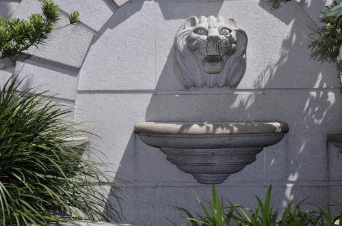 a statue of a lion on the side of a building at Hotel Modern Puli in Puli