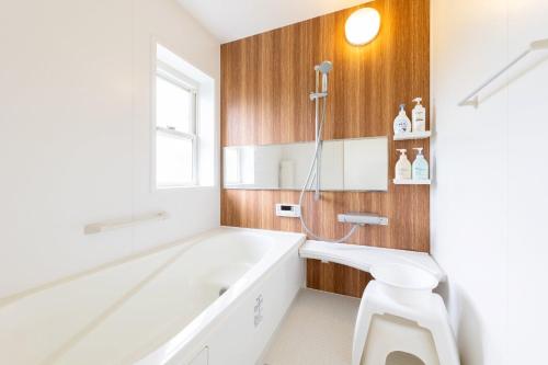ANGO KUJUKURI I في Yokoshibahikari: حمام أبيض مع حوض ومرحاض