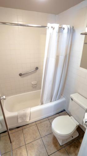 Ένα μπάνιο στο G T Hotels Inn & Suites Extended Stay