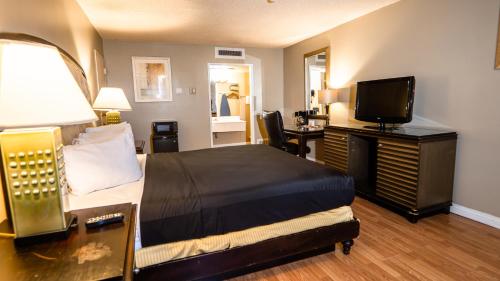 Μια τηλεόραση ή/και κέντρο ψυχαγωγίας στο G T Hotels Inn & Suites Extended Stay