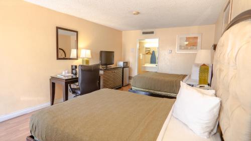 Ένα ή περισσότερα κρεβάτια σε δωμάτιο στο G T Hotels Inn & Suites Extended Stay