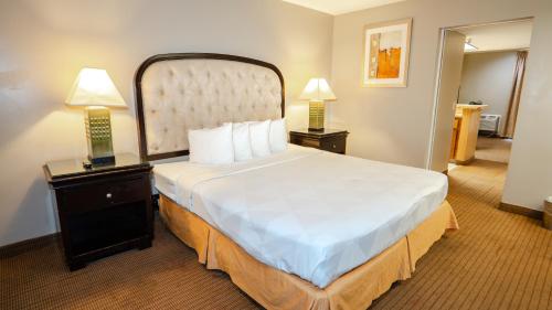 Ένα ή περισσότερα κρεβάτια σε δωμάτιο στο G T Hotels Inn & Suites Extended Stay