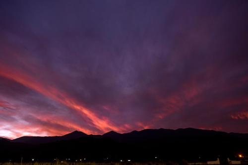 a sunset sky with mountains in the background at Domo La Isla in Tilcara