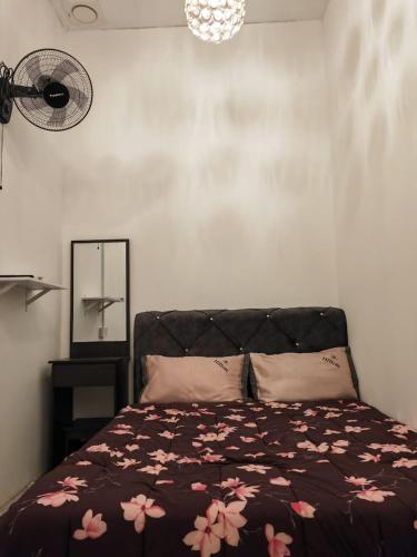 Un pat sau paturi într-o cameră la D'Bernam Homestay