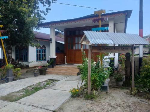 ein Haus mit einem Schild davor in der Unterkunft Homestay Erna Tanjong Tinggi in Pasarbaru