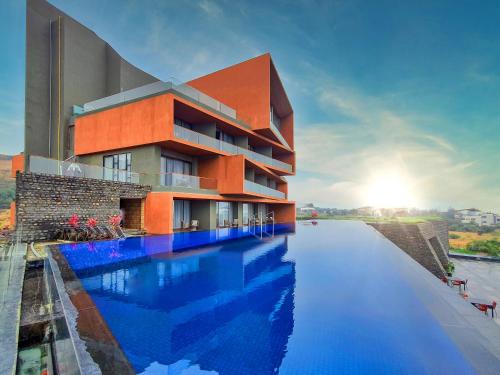 un rendimiento de un edificio con piscina en Aria Resort & Spa - Pure Veg, en Nashik