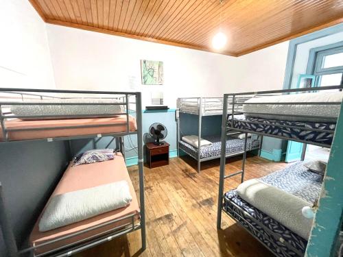 Bunk bed o mga bunk bed sa kuwarto sa Lisboa Parque Guest House