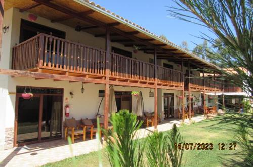 een groot huis met een terras aan de zijkant bij Hotel Vista Verde in Huancayo