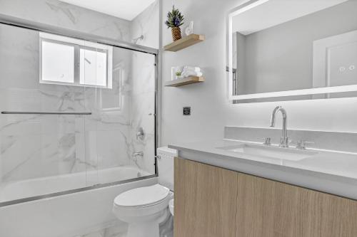 y baño con ducha, aseo y lavamanos. en Sistrunk Shades Villas #3 - Brand New Townhomes Downtown Fort Lauderdale, en Fort Lauderdale