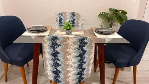 uma mesa de jantar com uma toalha de mesa prateada em Loft céntrico San borja - San Isidro em Lima