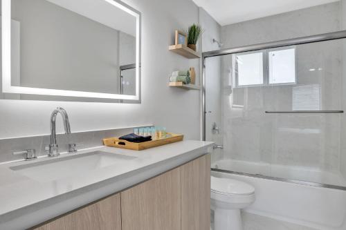 ein Badezimmer mit Waschbecken, Toilette und Dusche in der Unterkunft Sistrunk Shades Villa #4 - Townhome Downtown Fort Lauderdale Near Cruise Port & FLL in Fort Lauderdale
