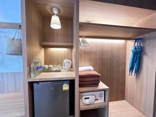 eine Küche mit einem Kühlschrank und einem Waschbecken im Zimmer in der Unterkunft Baan Karon Resort in Karon Beach