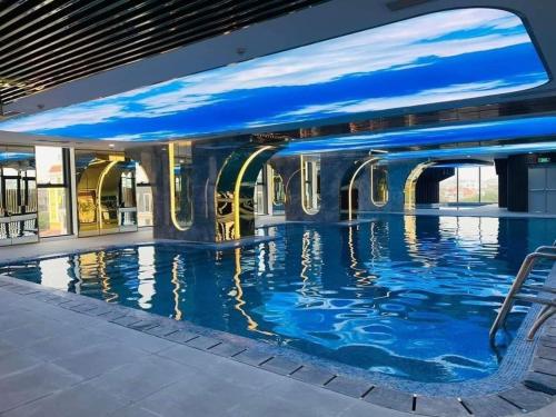 une piscine dans un hôtel avec un plafond bleu dans l'établissement Ấm cúng, hiện đại, tiện nghi!, à Hai Phong