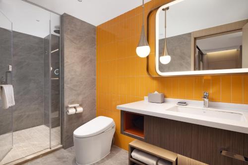 成都市にあるHome2 Suites by Hilton Chengdu Kuanzhai Alleyのバスルーム(トイレ、洗面台、シャワー付)