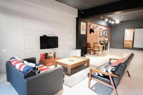 台南市にあるHuzi Roomのソファ2つとテーブルのあるリビングルーム