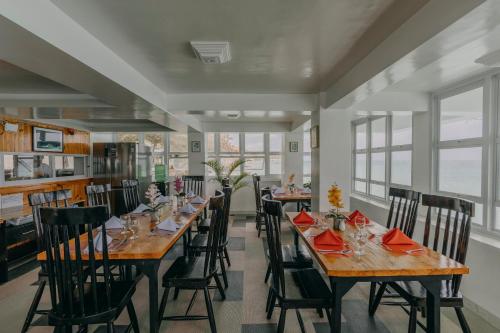 The Marc Vannelli Oslob في أوسلوب: غرفة طعام مع طاولات وكراسي ونوافذ