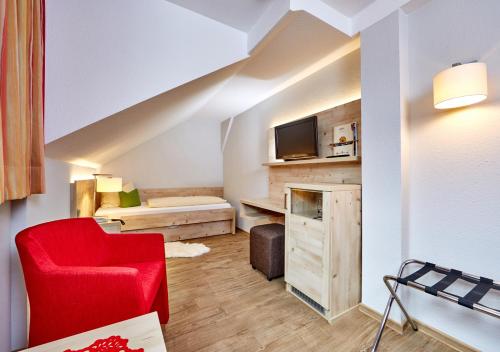 Кровать или кровати в номере Zum Turm - Apartments und Gästezimmer