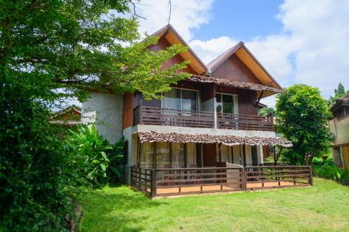a house with a large deck in the yard at Herntai Resort Maelanoi in Ban Mae La Noi