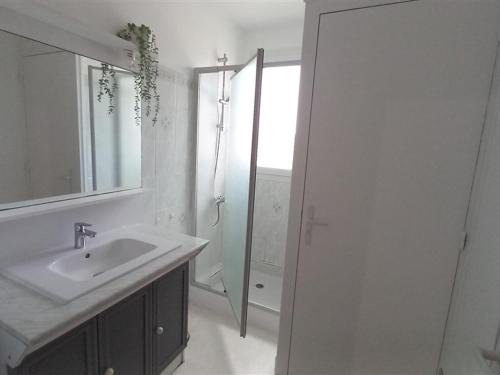 une salle de bain blanche avec un lavabo et une douche dans l'établissement Appartement Moderne 2 Ch. - Proche Plage - Box WiFi - Tout Confort - FR-1-323-280, à Saint-Jean-de-Monts