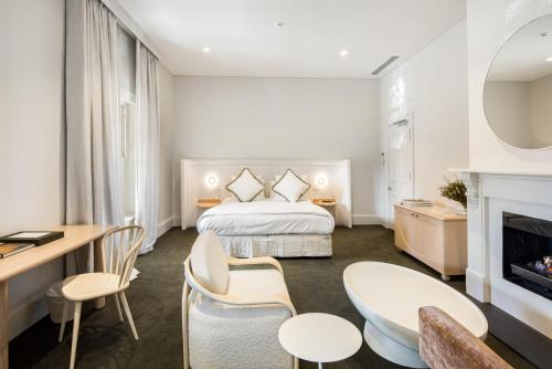 斯特灵The Stirling Hotel的带床和壁炉的酒店房间