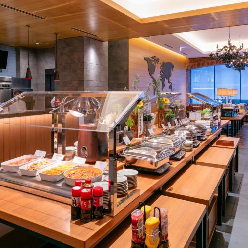 un buffet avec des plats exposés dans un restaurant dans l'établissement Kobe Hotel Juraku, à Kobe