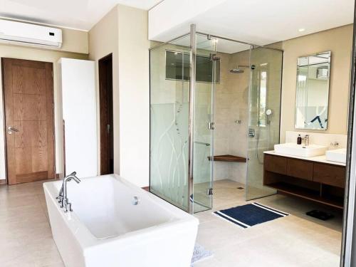 y baño con bañera, ducha y lavamanos. en Luxury 4 Bed Penthouse, Pool & stunning Sea views en Grand Baie