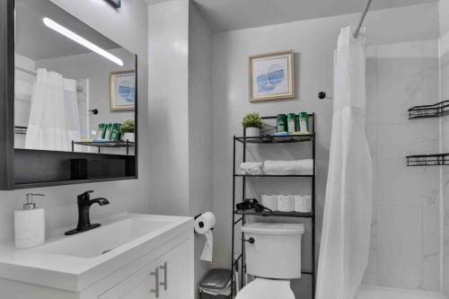 y baño con lavabo, aseo y espejo. en Oxon Hill Luxurious Home,5 min MGM&National Harbor en Oxon Hill