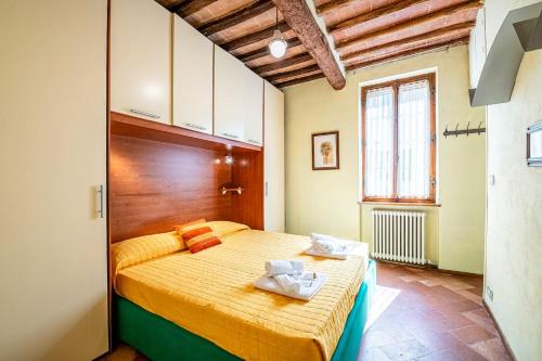 ein Schlafzimmer mit einem Bett in einem Zimmer in der Unterkunft The Sunflower in Siena