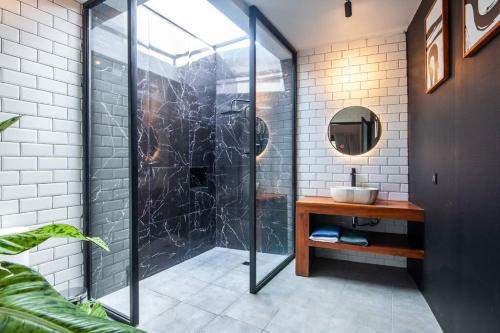 Et badeværelse på Deluxe Tropical 6 BR Villa Near Beach